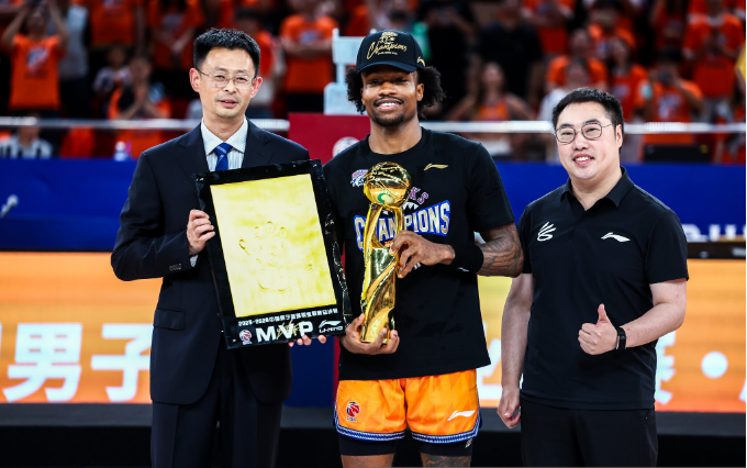 上海FMVP古德温返美:相信上天安排 今夏续约面临巴萨竞价抢人