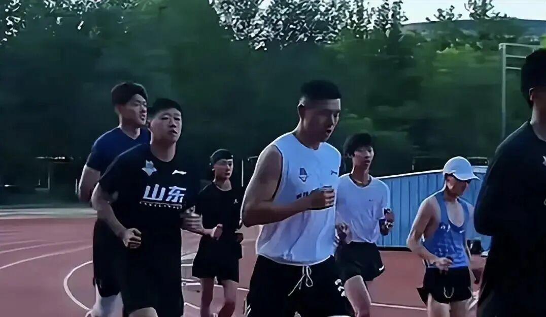 CBA男篮动态速递！山东男篮追求范子铭，杜锋活动连轴转，胡明轩积极康复，杜锋儿子入选NBA训练营
