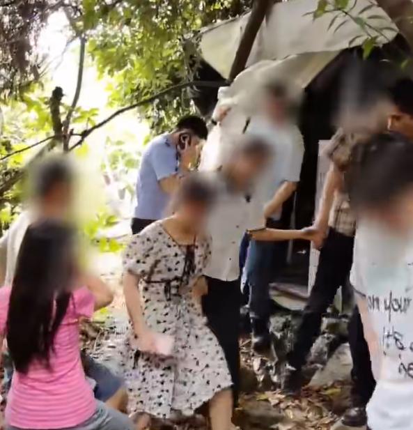 男子20多年前考入大学后不满专业任性辍学，与家人从此断联，近日在山林中被浙江民警发现，家属们驱车千里赶来重逢，民警：好好陪伴亲人