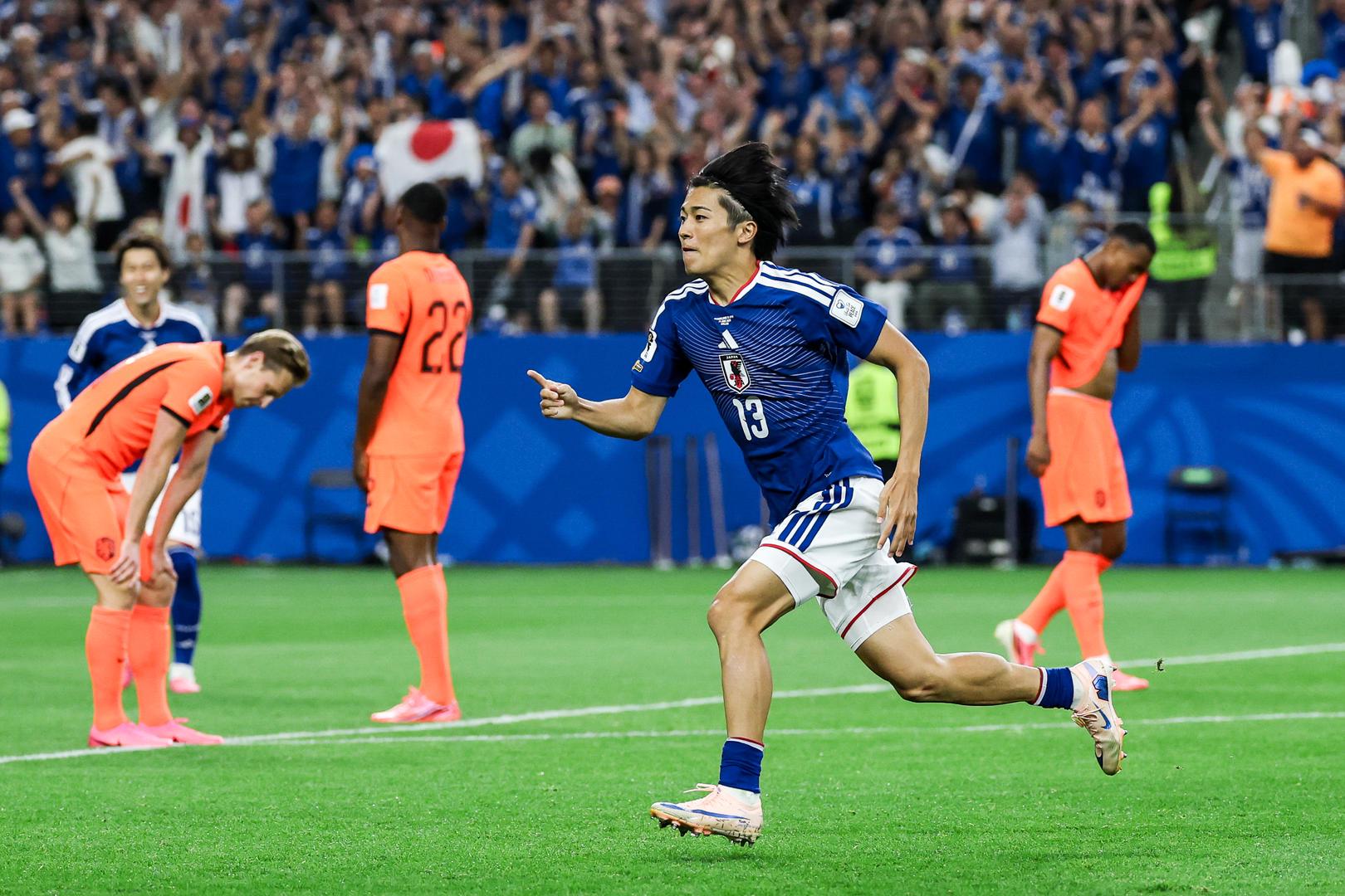 没戴护腿板？为日本队进球的中村敬斗陷违规争议，其实他戴的是“迷你板”
