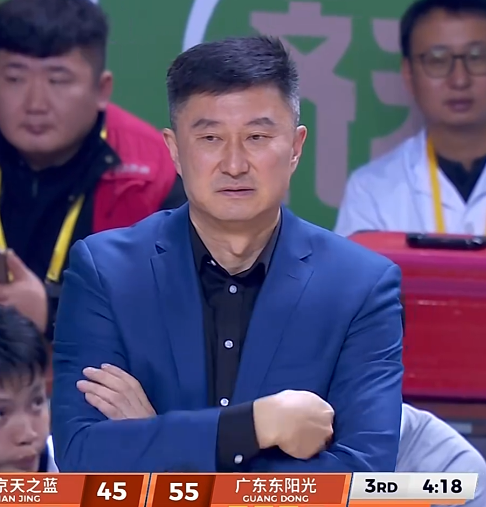 恭喜!杜锋姐姐当选新疆篮协副会长,朱芳雨新决定,宏远旧将退役