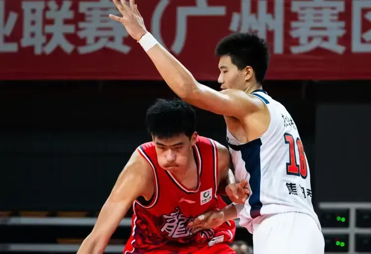 广东季后赛淘汰广州还有这一场面！焦泊乔抱着老东家一人寒暄许久