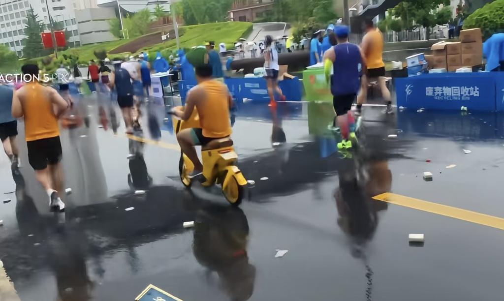 一名选手骑共享电动车跑“兰马”?组委会:取消成绩、禁赛三年