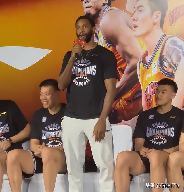 太丝滑!上海男篮外援弗格活动现场一套“中文”连招引爆全场