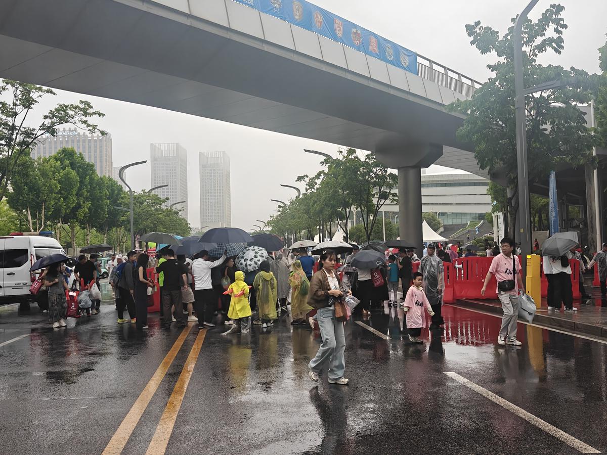 细雨难挡球迷热情!楚超联赛现场亲子观赛氛围浓