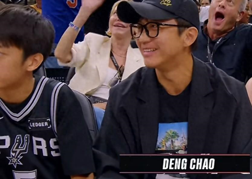 邓超带儿子观看NBA总决赛,等等淡定吃爆米花,和孙俪长的太像了