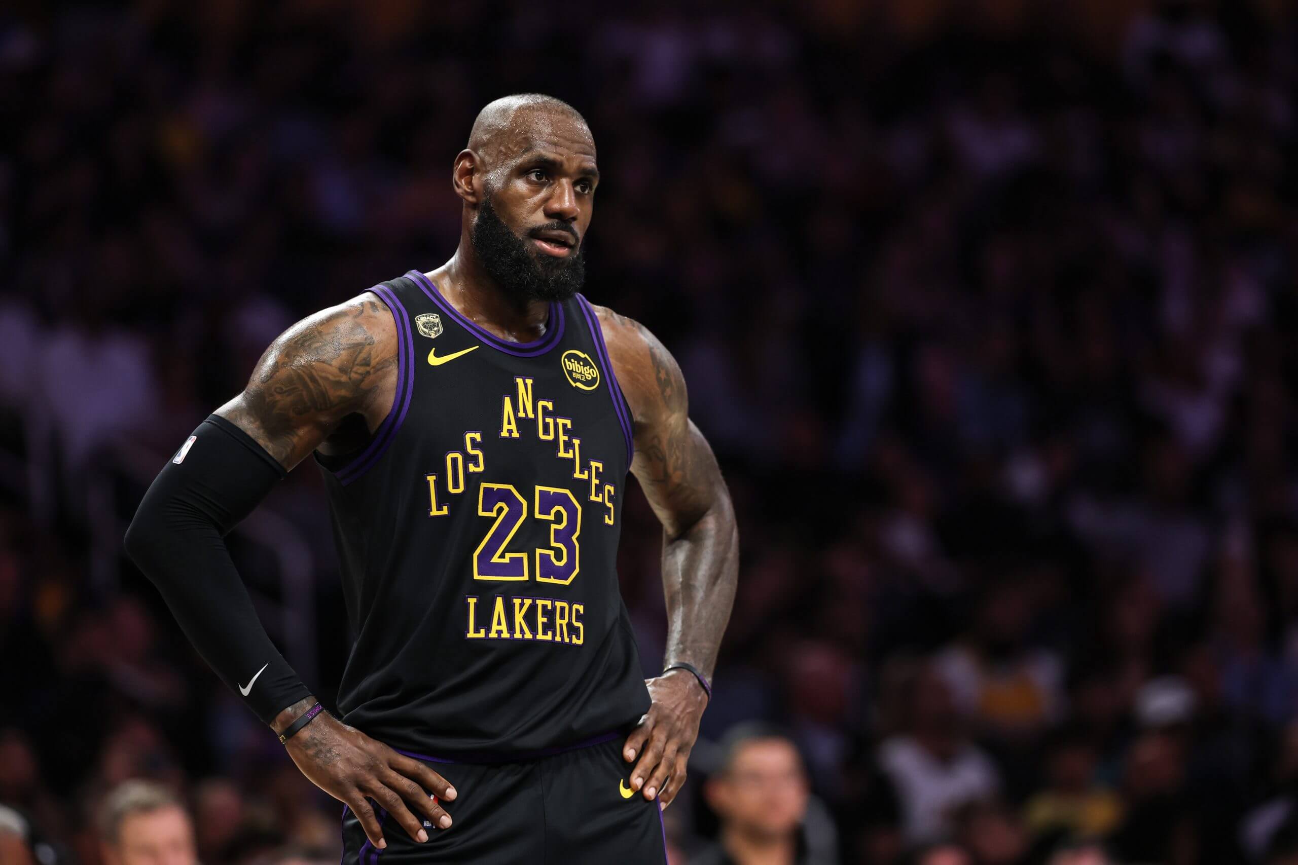 NBA头牌詹姆斯的"被低估"困局：5.8亿赚了23赛季，他还在被压价？