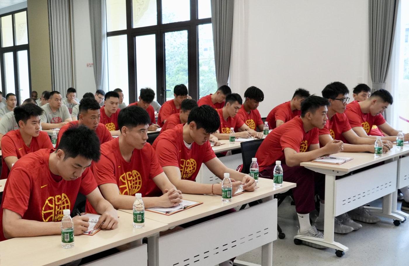 锚定目标严抓备战 中国男篮全力冲�...