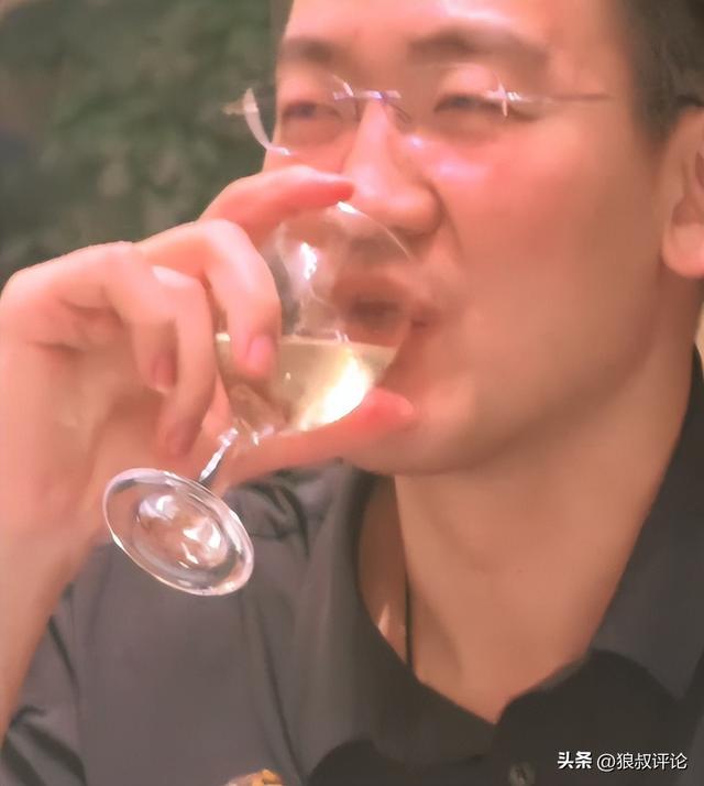 广厦主帅王博答谢宴狂炫白酒一幕曝光 扭抱林秉圣引球迷热议