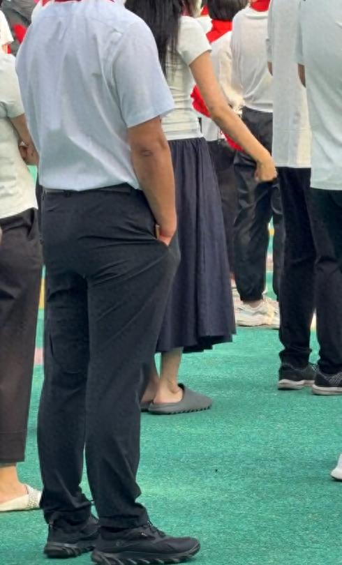 “1284元的拖鞋，才是有钱人的松弛”，宝妈反向穿搭，被嘲不体面