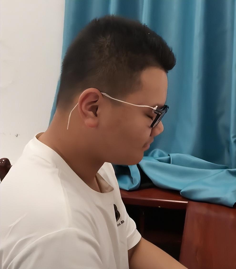 “把儿子当外人整呢”,一根破烂眼镜腿,让人心疼高考男生处境