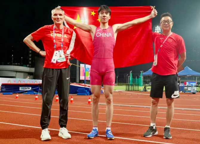 飞越亚洲之巅!韶关小将曾亮斩获田径亚青赛撑杆跳高冠军