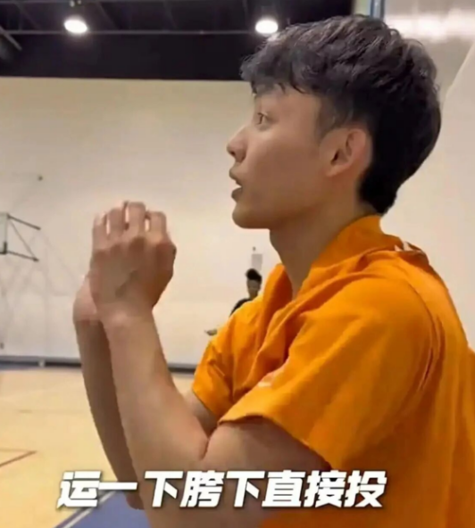 广东男篮速递!下赛季三外援基本敲定,杜峰再参加新活动,胡明轩最新亮相,深圳有意杨溢