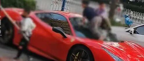 熊孩子把法拉利当滑梯,360万豪车“挂彩”!昆明车主:家长最初仅愿意赔几百元