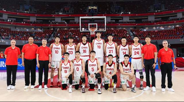 杨瀚森今夜首发!中国男篮VS荷兰,先发5人出炉:贺希宁领衔防线