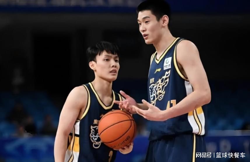 狂轰40分32板!男篮19岁天才两战杀疯了:下一个胡金秋就是他了?
