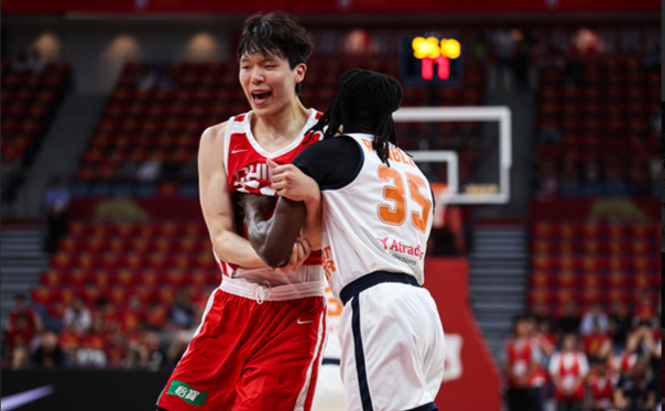 杨瀚森回归首秀6中3,廖三宁21+3+7王俊杰沦为蓝领,男篮险胜荷兰