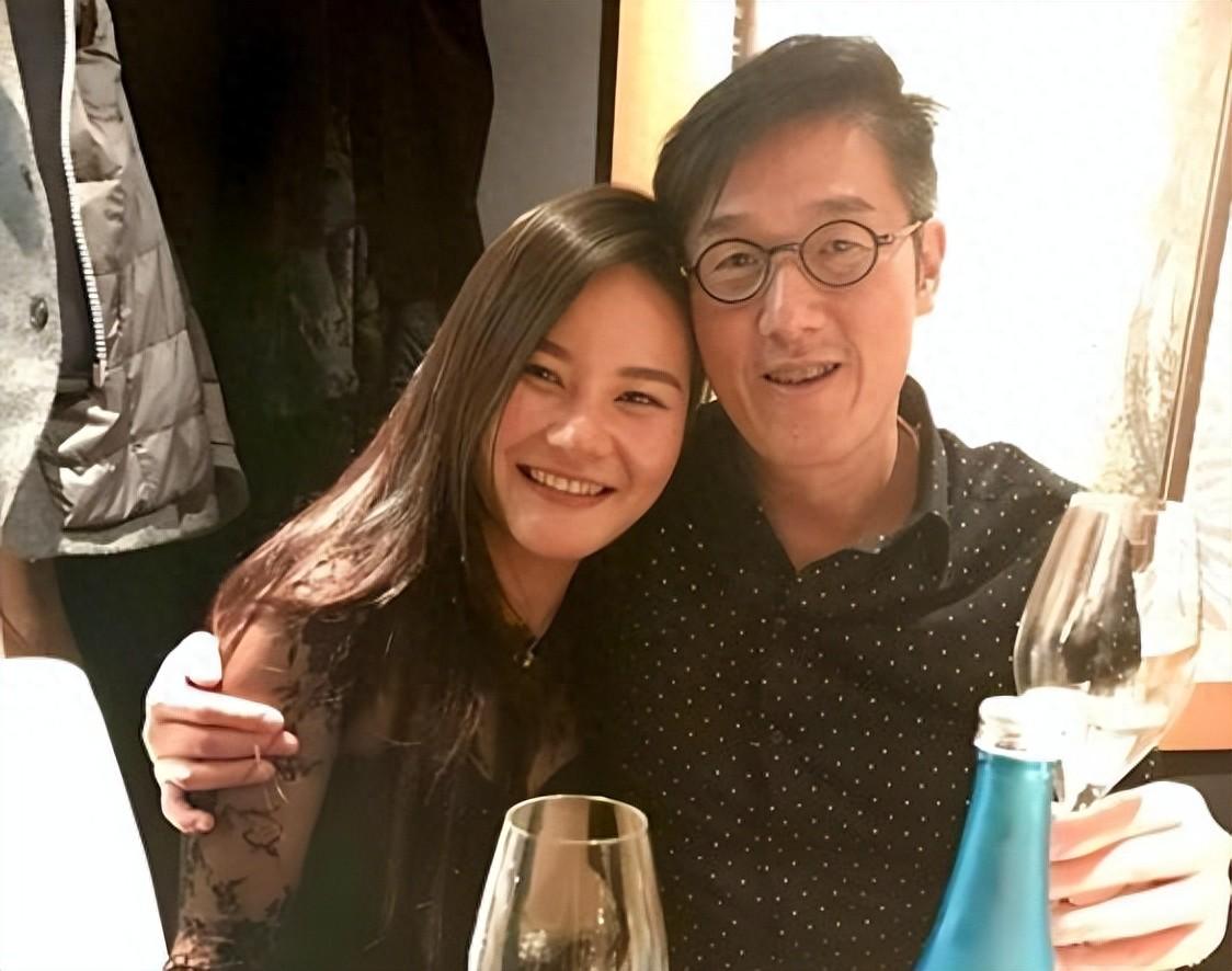 67岁富商与网红偷情九年生四胎,原配蒙在鼓里,小三竟公开炫富