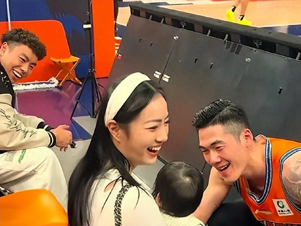 刘铮一家近照,10年CBA终夺冠,年薪275万,娇妻颜值身材无可挑剔