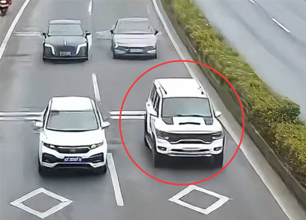 2.68万买的巨型老头乐皮卡开上路:暂扣车辆、处罚驾驶人