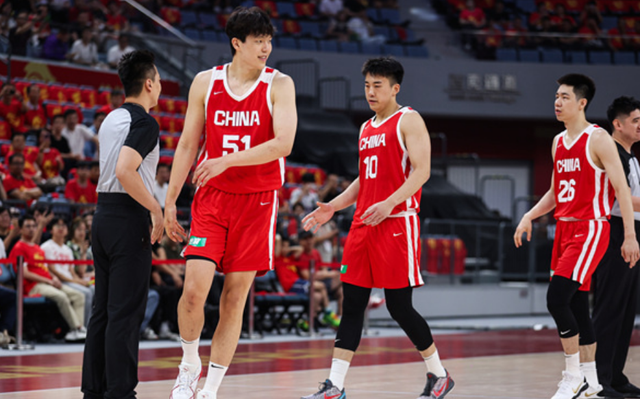 杨瀚森7分8篮板!中国男篮5分险胜,徐昕受伤离场,廖三宁21分