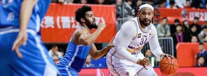 热爱不分退役与否:费德勒连看三场温网,熬夜独守包厢