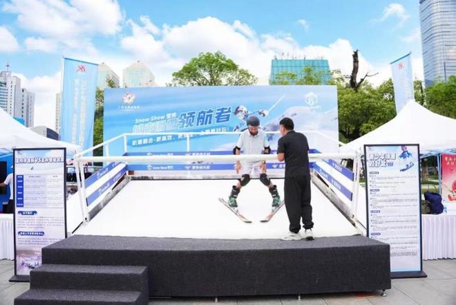 唏嘘 49岁前中超球员送外卖:一天收入三四百 李玮锋知情后伸援手