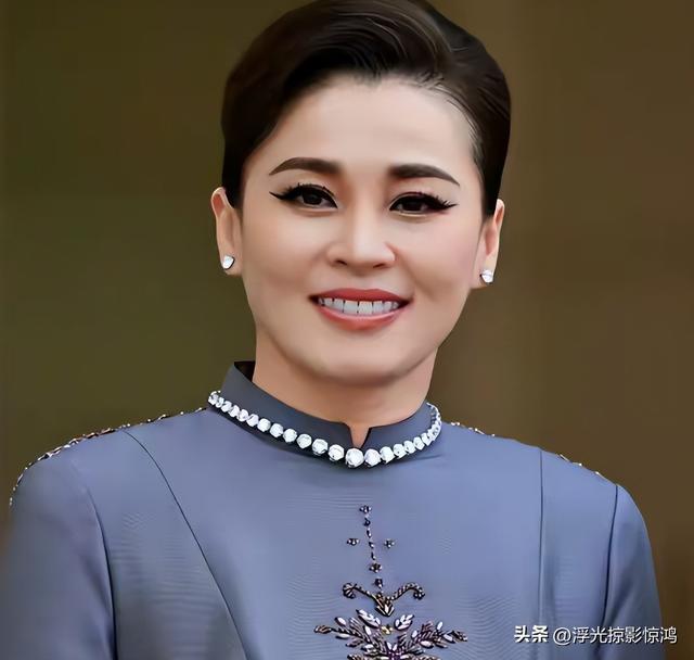泰王带全家人去给玉佛换装,诗妮娜匍匐跪苏提达,王后视线没看她