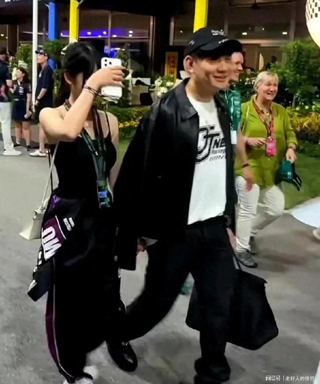 林俊杰带女友看F1，小姑娘紧张得不行，但一身行头可不简单