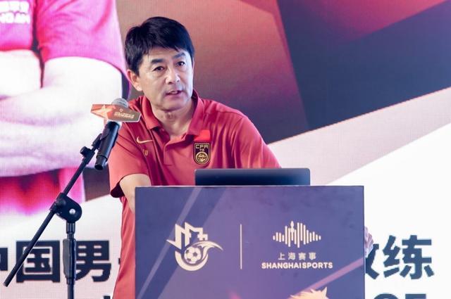 穆勒和新女友近照，身家过亿很潇洒，离婚仅1个月，女友小11岁