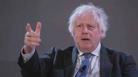 英国前首相鲍里斯差点被炸死!俄450架无人机夜袭乌克兰,击中波乌边境列车