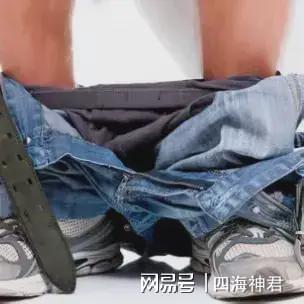 离谱!房东得知租客丈夫不在家,上厕所出来不提裤子走到女子面前