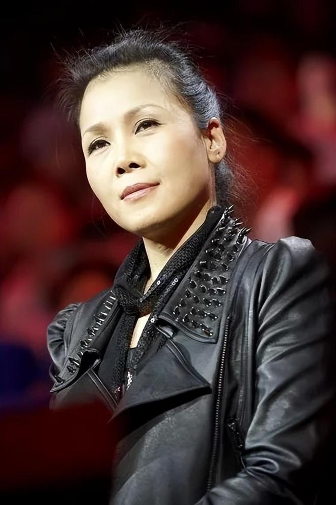 田震：因病不能生育提离婚，丈夫一句话让她泪崩，今60岁重返舞台