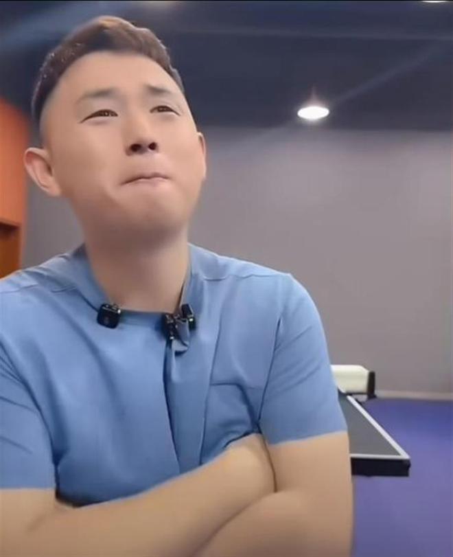 笑趴了!第一次见小汪宝要哭的样子,筱梅跟小汪宝穿母子装好帅气