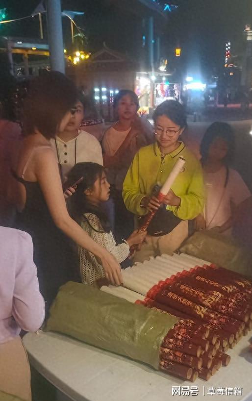 颖儿携女儿云南度假！9岁小月亮正脸曝光，像爸爸付辛博超漂亮