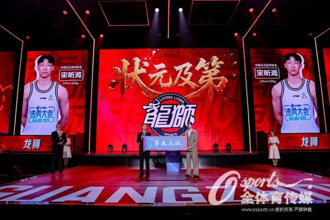 【油价大降】汽油“刚大降近2000元/吨”,92接近7.1元/升后“涨了起来”,近2月统计“大涨超1.1元”后,明晚24时或“再大涨”!