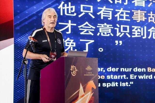 穆勒和新女友近照，身家过亿很潇洒，离婚仅1个月，女友小11岁