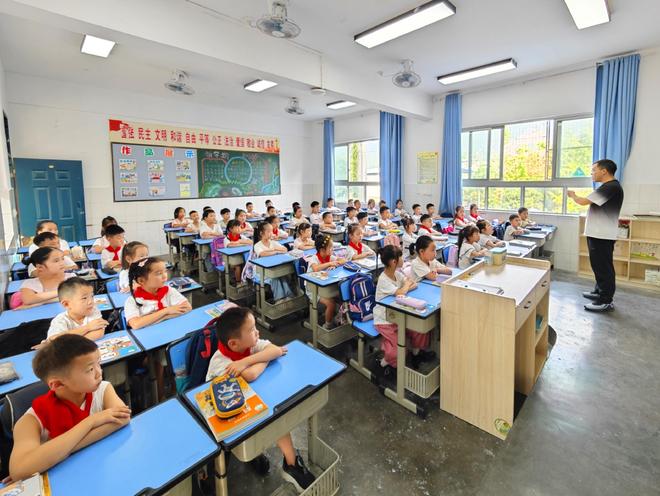 近乎腰斩!2026秋季,小学入学人数明显下滑