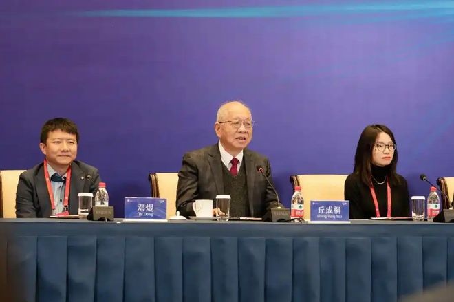 历史首次！中国籍数学家同获菲尔兹奖 邱成桐：这是中国数学界几十年夙愿