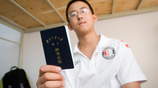 谢贤和狄波拉新婚不久,在别墅拍了这张绝版合影,彼时谢贤43岁,狄波拉28岁
