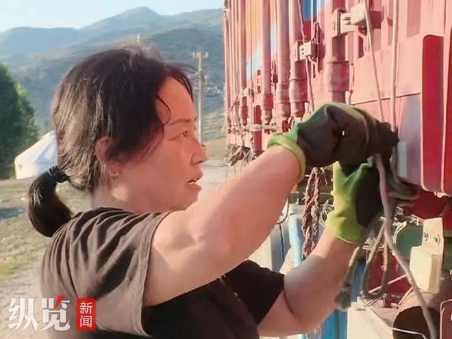 瓣瓣一线｜河北女司机带半瘫痪丈夫新疆跑货运：他在身边，我心里也踏实