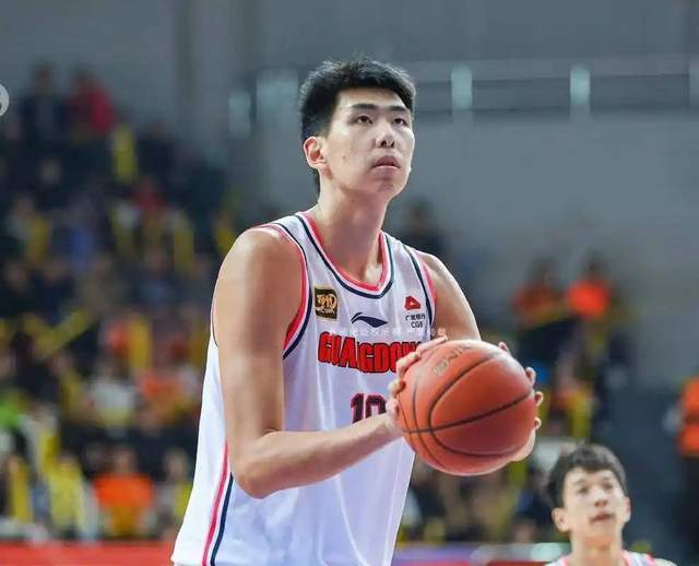 他是CBA最高球员,22岁进全明星,被租借后爆发,NBA多队邀请