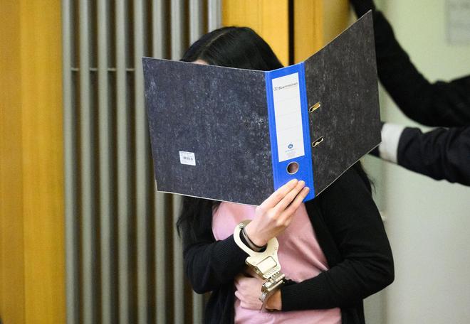 女子明知身患艾滋病仍卖淫，被公安机关当场抓获，累计交易达50次左右，获刑一年九个月，并处罚金3000元