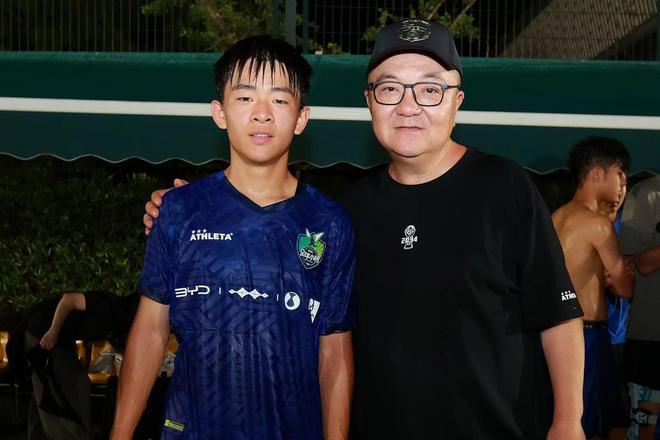 懊悔掩面痛哭!29岁前锋被搀扶离场:无脑假摔被VAR识破 2黄变1红