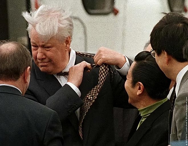 从看台到监狱,中国足球这二十年到底烂在哪?