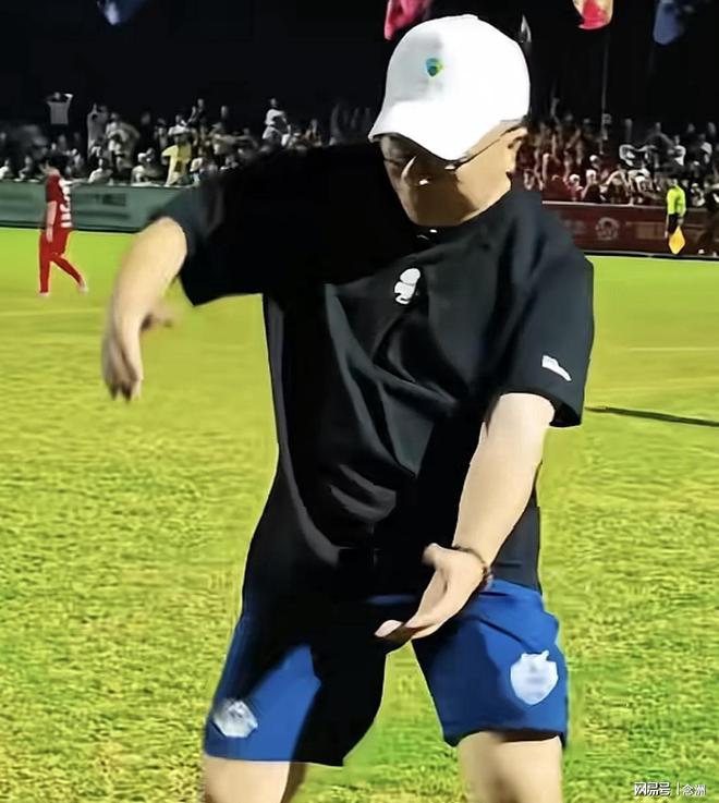 董路怒了!黑脸+爆粗怼记者 宣布喜讯:中国乳业巨头赞助足球小将