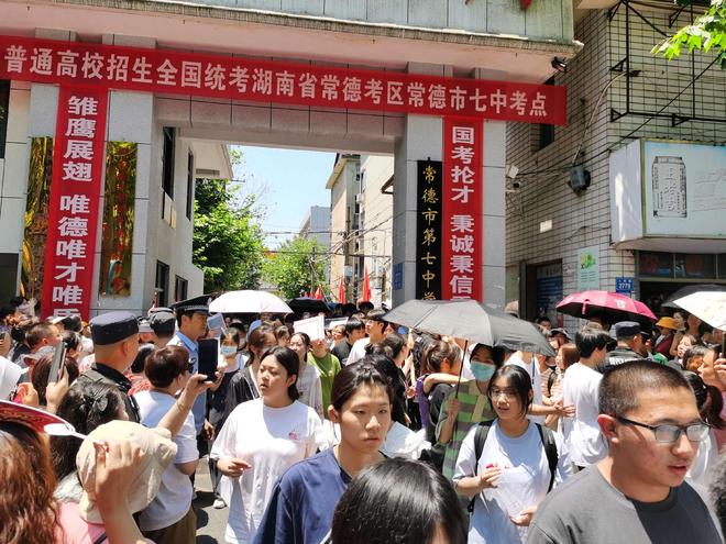 约基奇:在我们国家表现糟糕就会降薪,也许我们需要这么做