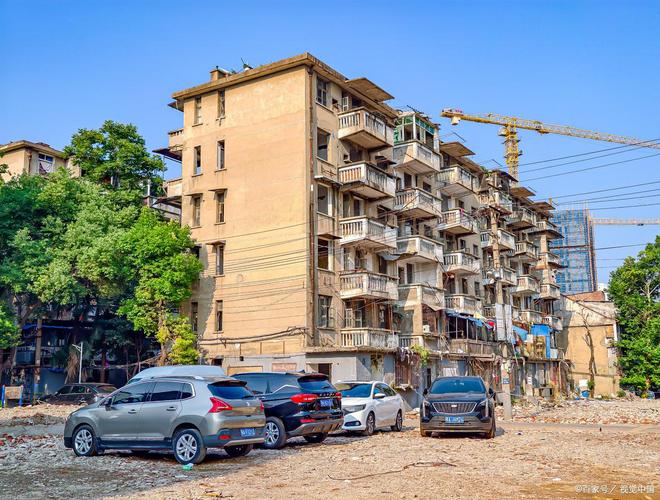 住建部放话了,楼龄满25年的房子,全部按新规处理,这几类业主或将发财