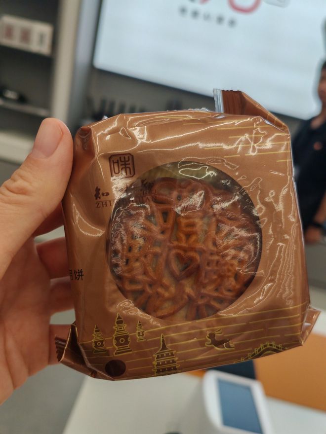 网传小米外包员工领中秋月饼遭拒:大厂外包,原来是最体面的职场二等公民