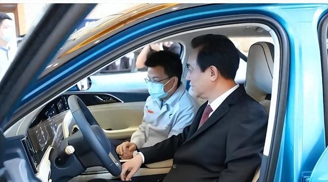 他是许家印的哥哥，靠恒大＂寄生式＂赚的盆满钵满，现也成了老赖